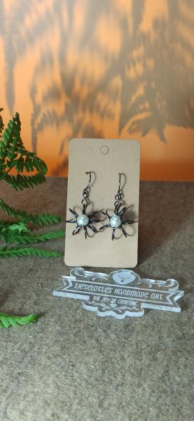 Ohrhänger Kupfer Blüte mit Glasperle Schwarz/Perlmutt-Weiß